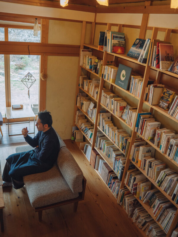 読むこと、食べることを分かち合い、思考がひらく—TOGO BOOKS nomadik｜能勢